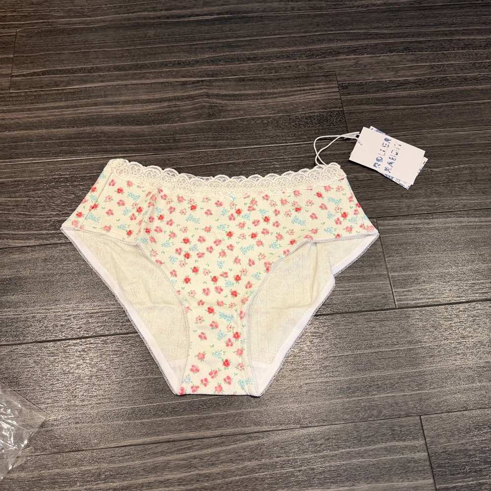 LoveShackFancy, Roller Rabbit & Goody Gift Box - Picture 9 of 11